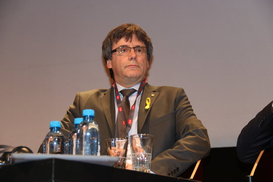 Carles Puigdemont takes part in a debate in Geneva (by Bernat Vilaró)